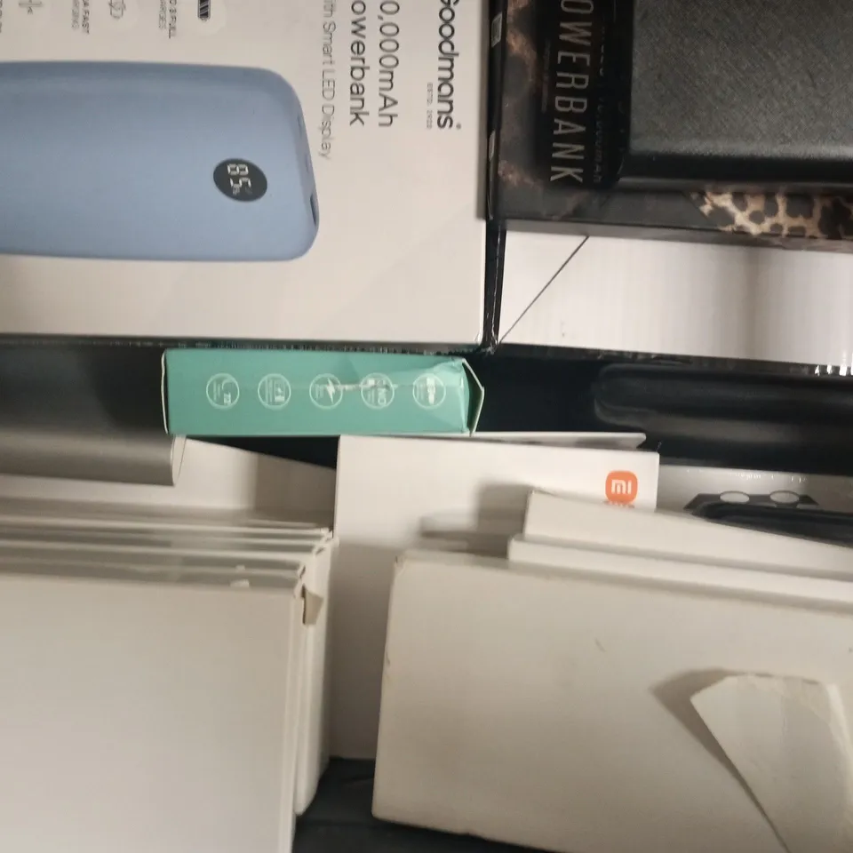 APPROXIMATELY 10 ASSORTED HOUSEHOLD ITEMS TO INCLUDE BELKIN POWER BANK, MAGBANK POWER BANK, ETC