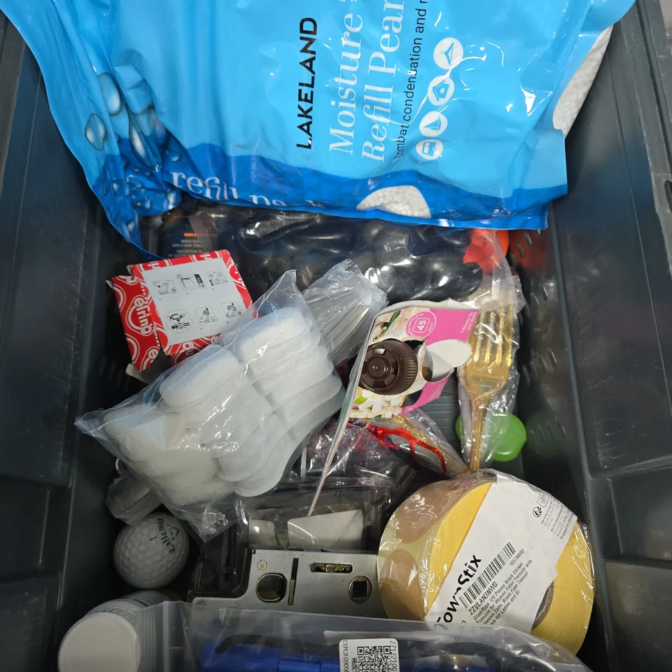 BOX OF ASSORTED ITEMS TO INCLUDE DOOR HANDLES - UTENSILS - LED LIGHTS 