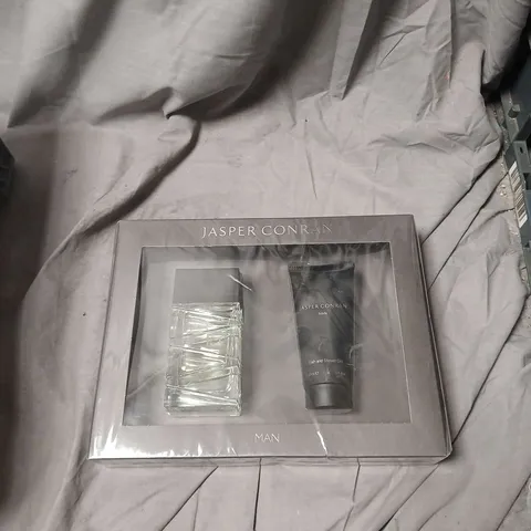 JASPER CONRAN MAN GIFT SET β FRAGRANCE BOTTLE & SHOWER GEL