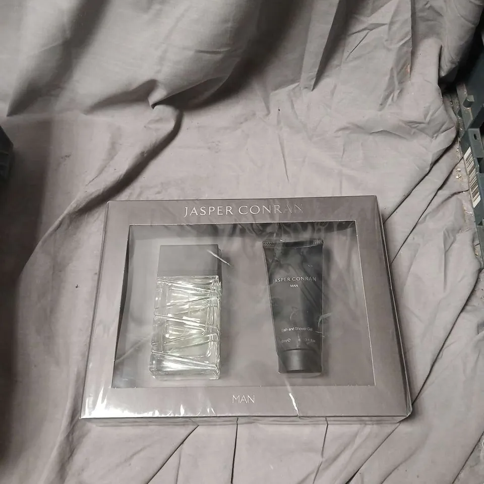 JASPER CONRAN MAN GIFT SET – FRAGRANCE BOTTLE & SHOWER GEL