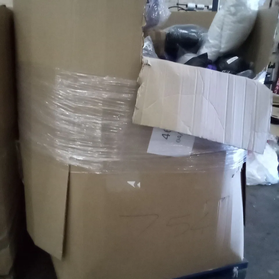 PALLET OF ASSORTED ITEMS INCLUDING SLEEPING BAGS, GOOSE DOWN DUVET, SEAT CUSHIONS, MEMORY FOAM PILLOWS, NECK PILLOW