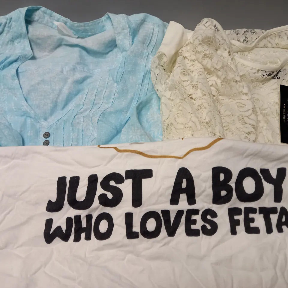 BOX OF APPROX 30 ASSORTED CLOTHING ITEMS TO INCLUDE - T-SHIRT - BLOUSE - SHIRT ETC