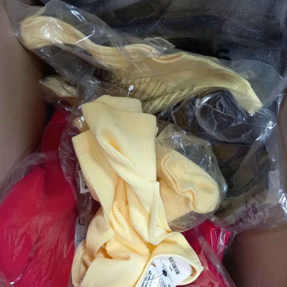 BOX OF APPROXIMATELY 10 ASSORTED CLOTHING ITEMS TO INCLUDE TOPS, BEANIES, JUMPER ETC