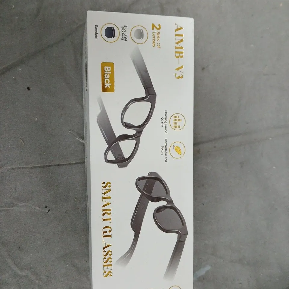 BOX OF APPROXIMATELY 12 ASSORTED ITEMS TO INCLUDE: BRUSH GEL AND SMART GLASSES