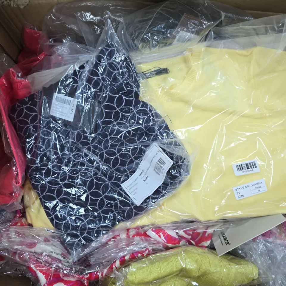 APPROXIMATELY 30 ASSORTED CLOTHING ITEMS IN VARIOUS SIZES, STYLES & COLOURS TO INCLUDE BRANDS SUCH AS EMRECO, ANAMOR, PURE & NATURAL, ETC - COLLECTION ONLY