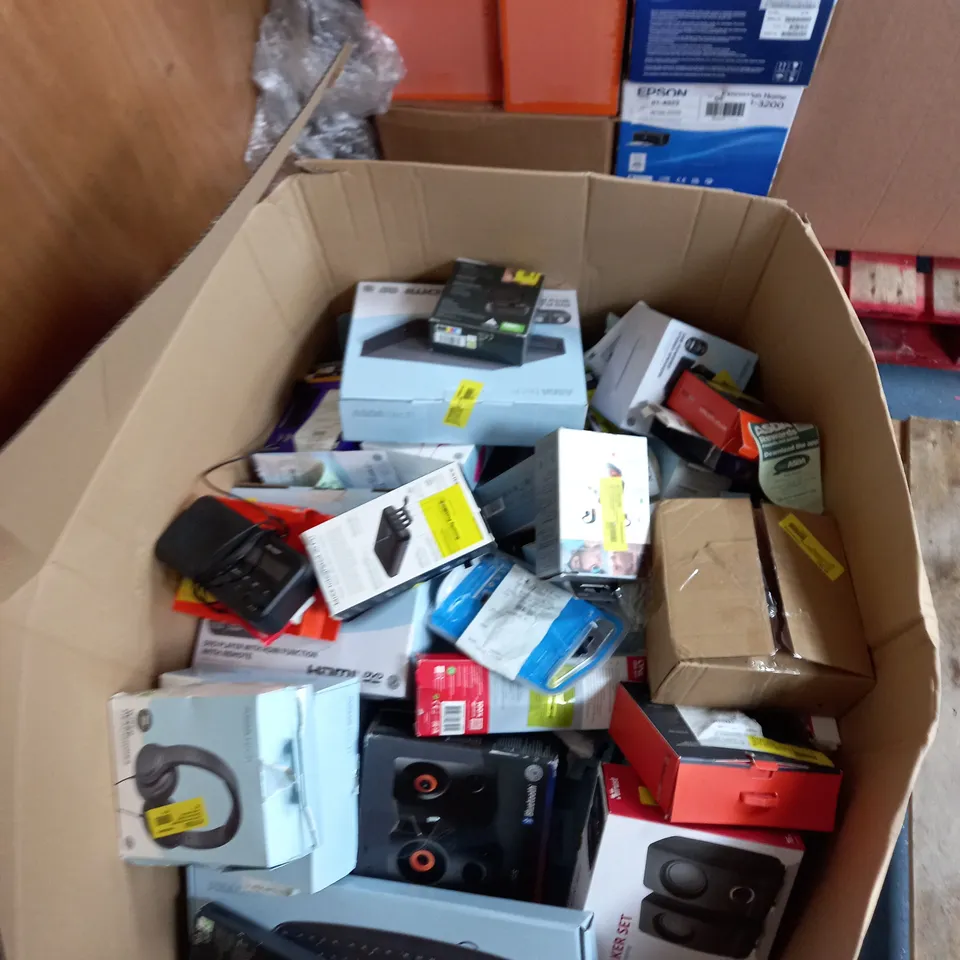 BOX OF APPROXIMATELY 20 ASSORTED ELECTRICAL ITEMS TO INCLUDE HEADPHONES, EARPHONES, SPEAKERS ETC - COLLECTION ONLY 