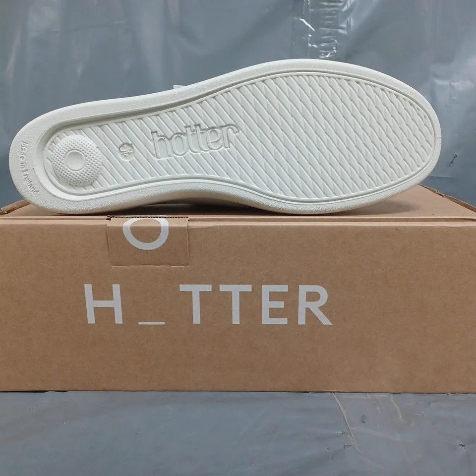 BOXED PAIR OF HOTTER DAISY EXTRA WIDE SHOES IN WHITE SIZE UK 8