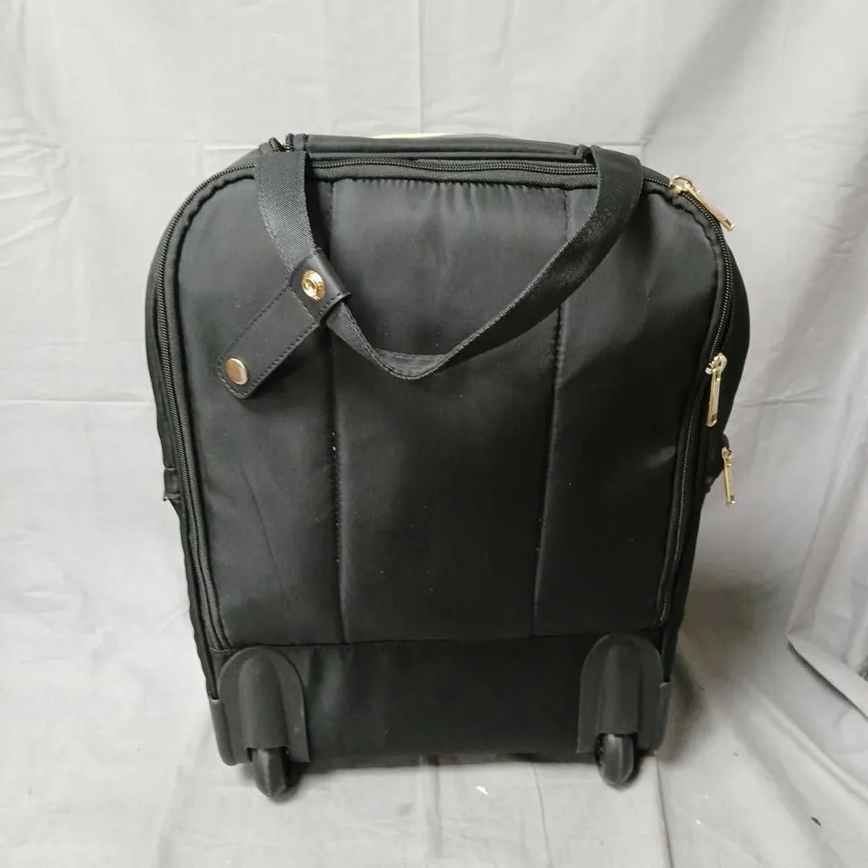 BLACK QUILTED WHEELED TRAVEL BAG WITH MULTIPLE ZIP POCKETS