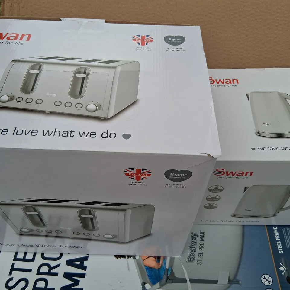 BOXED SWAN FOUR SLICE WHITE TOASTER AND 1.7 LITRE WHITE JUG KETTLE