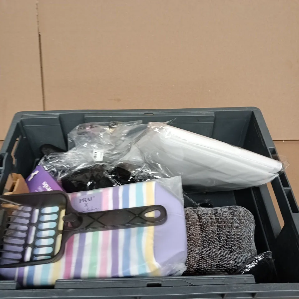 TOTE OF APPROXIMATELY 10 ASSORTED ITEMS INCLUDING PRAI X OLIVIA RUBIN MAKEUP BAG, WILKO DISH SCOURERS AND SPACE GOODS SEXY METAL SPOON