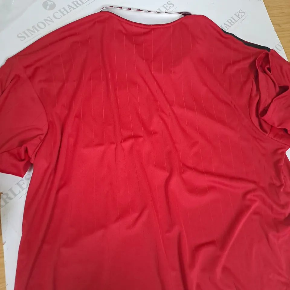 MANCESTER UNITED SIGNED FOOTBALL T-SHIRT - UK SIZE LARGE