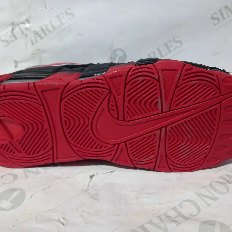 BOXED PAIR OF NIKE AIR SNEAKERS IN BLACK/RED UK SIZE 7.5