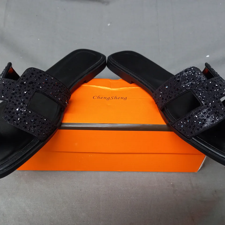 BOXED PAIR OF CHENGSHENG SLIDERS IN BLACK EU SIZE 41