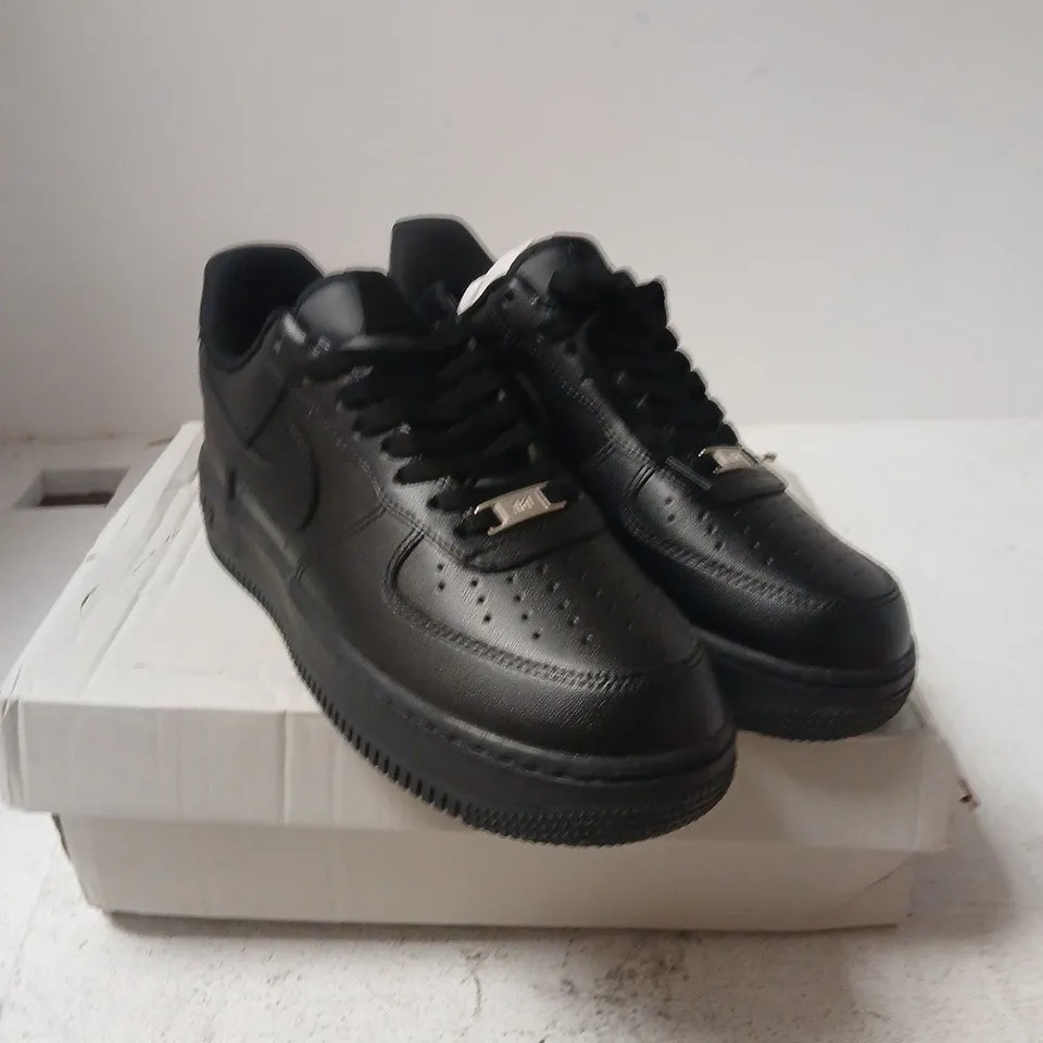 NIKE AIR FORCE 1 '07 BLACK/BLACK – MEN'S UK 7 