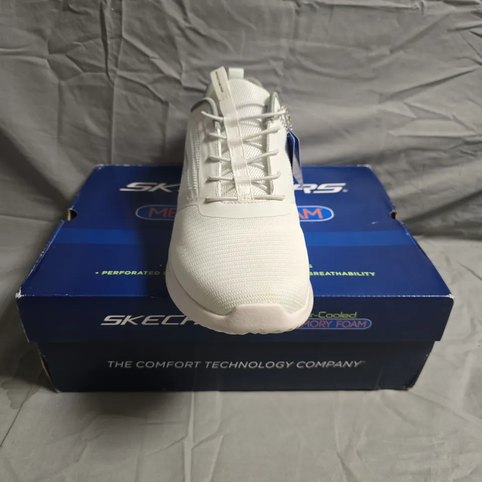 BOXED PAIR OF SKECHERS TRAINERS IN WHITE SIZE UK 11