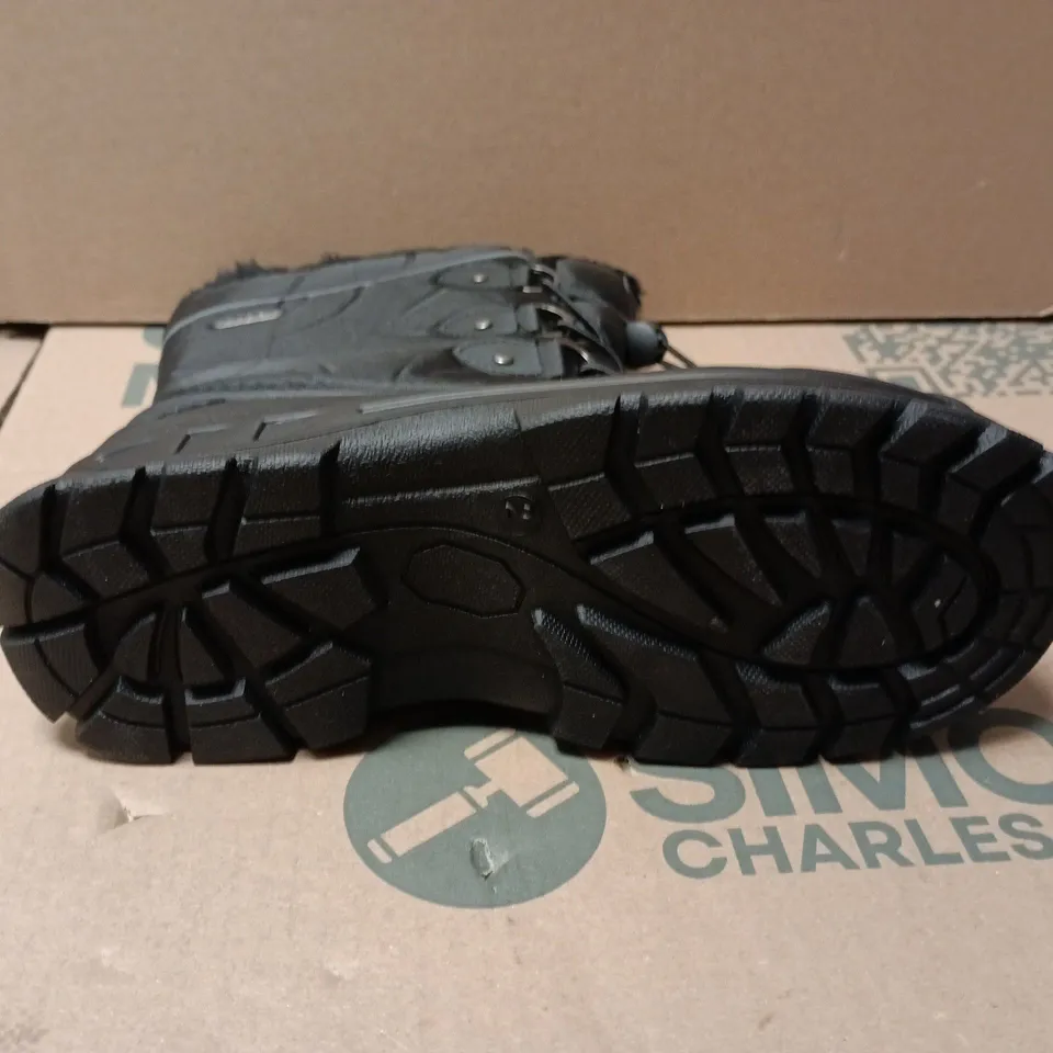 UNBOXED PAIR OF MOUNTAIN WAREHOUSE WHISTLER KIDS ADAPTIVE FLEECE LINED SNOW BOOTS IN BLACK - UK 2