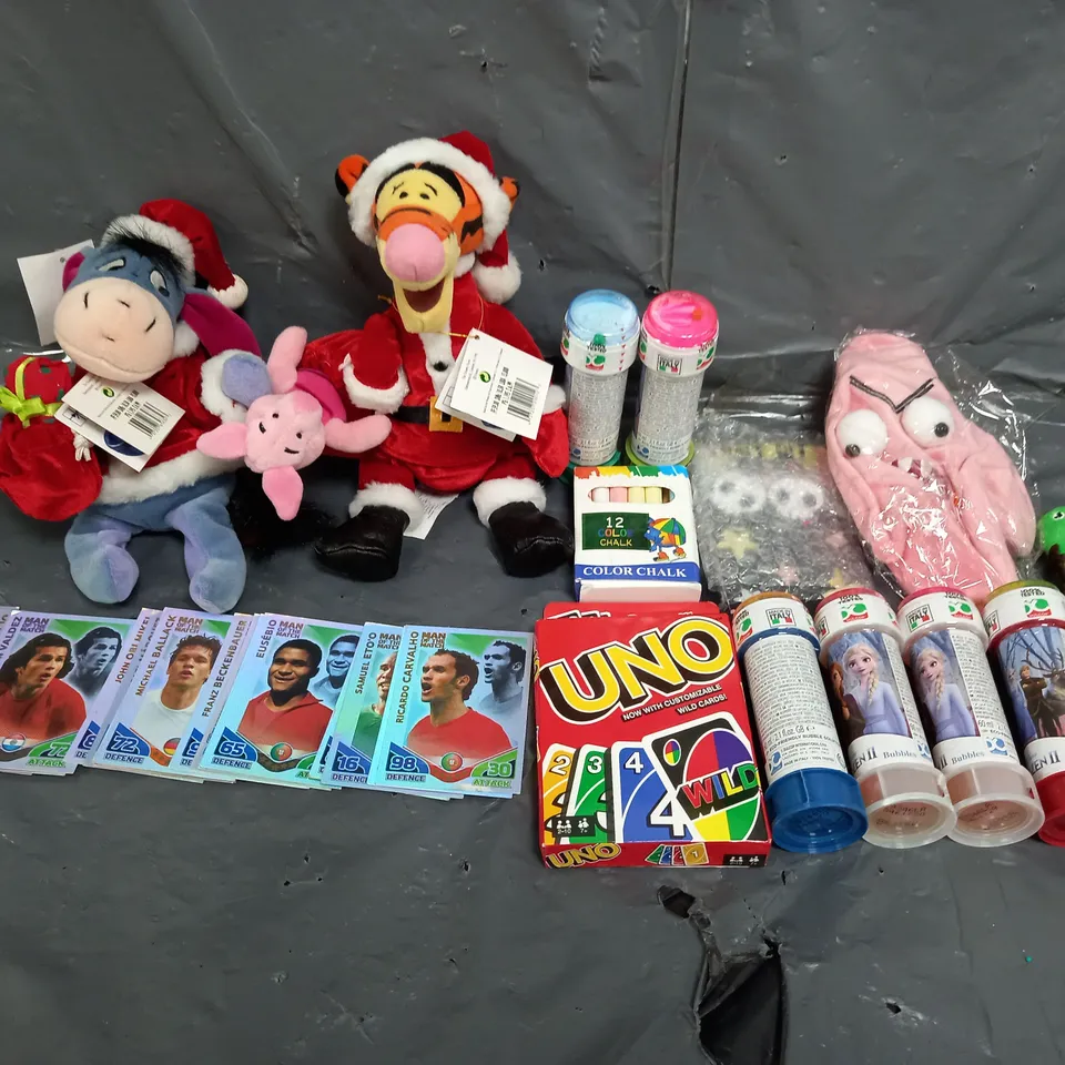 BOX OF ASSORTED TOYS AND GAMES TO INCLUDE BUBBLES, TEDDIES AND COLLECTABLE TRADING CARD