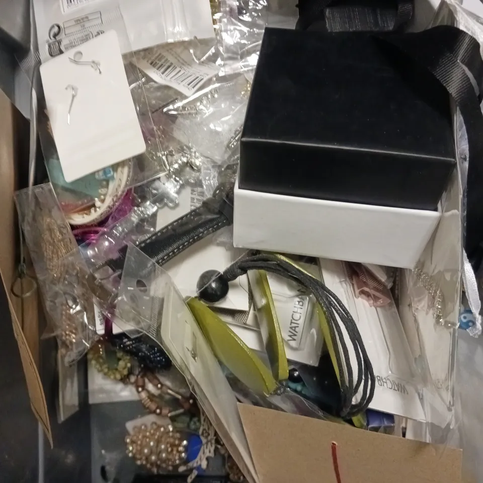 APPROXIMATELY 30 ASSORTED JEWELLERY PRODUCTS TO INCLUDE WATCHES, NECKLACES, BRACELETS ETC