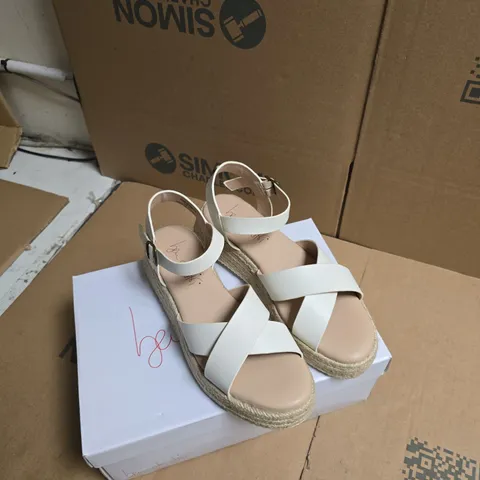 BEN DE LISI WHITE ESPADRILLE WEDGE SANDALS – UK 6