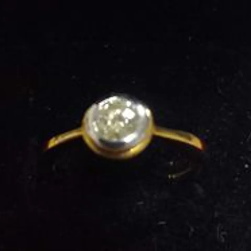 18CT GOLD SOLITAIRE RING RUB-OVER SET WITH A NATURAL DIAMOND