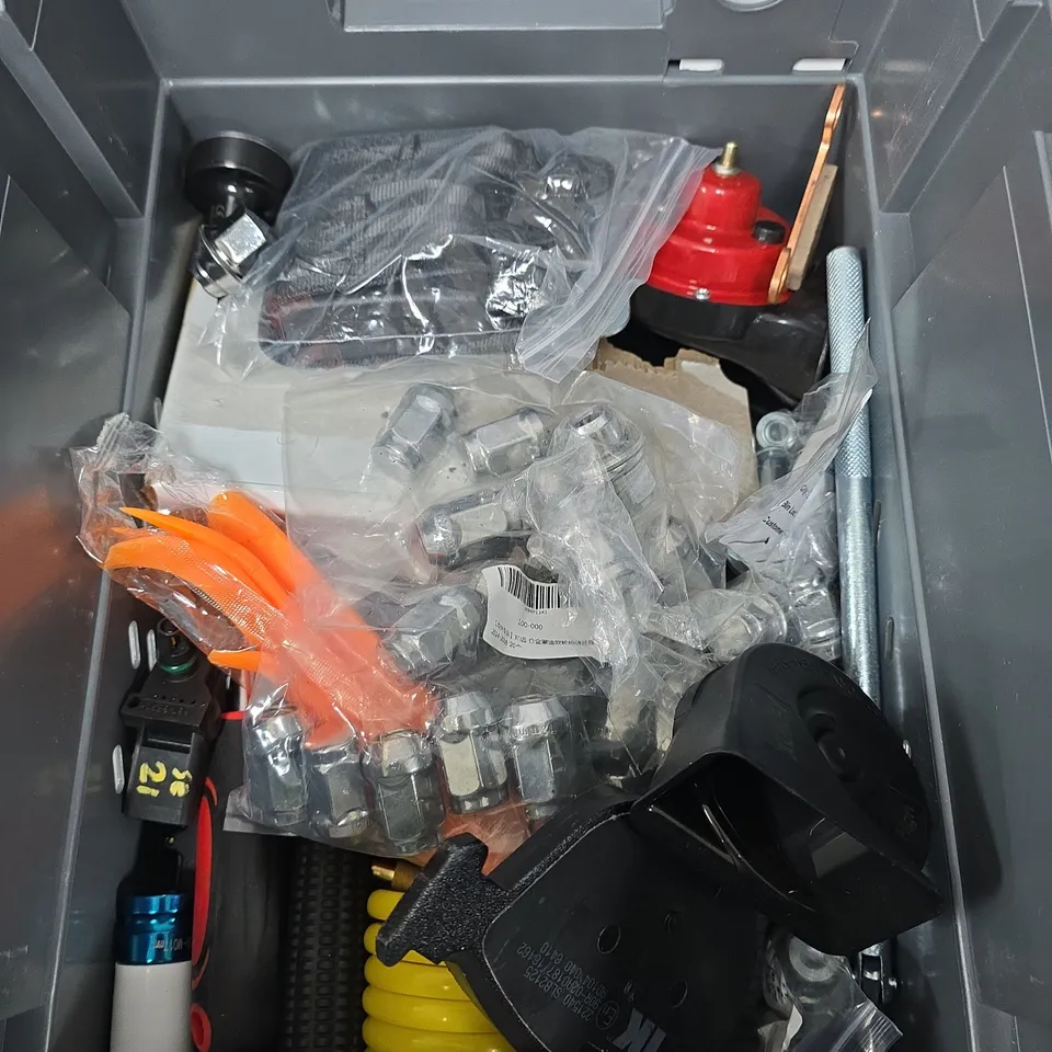 APPROXIMATELY 15 ASSORTED VEHICLE PARTS/ACCESSORIES TO INCLUDE REPLACEMENT MIRROR, BRAKE PAD, AIR LINE COIL HOSE ETC