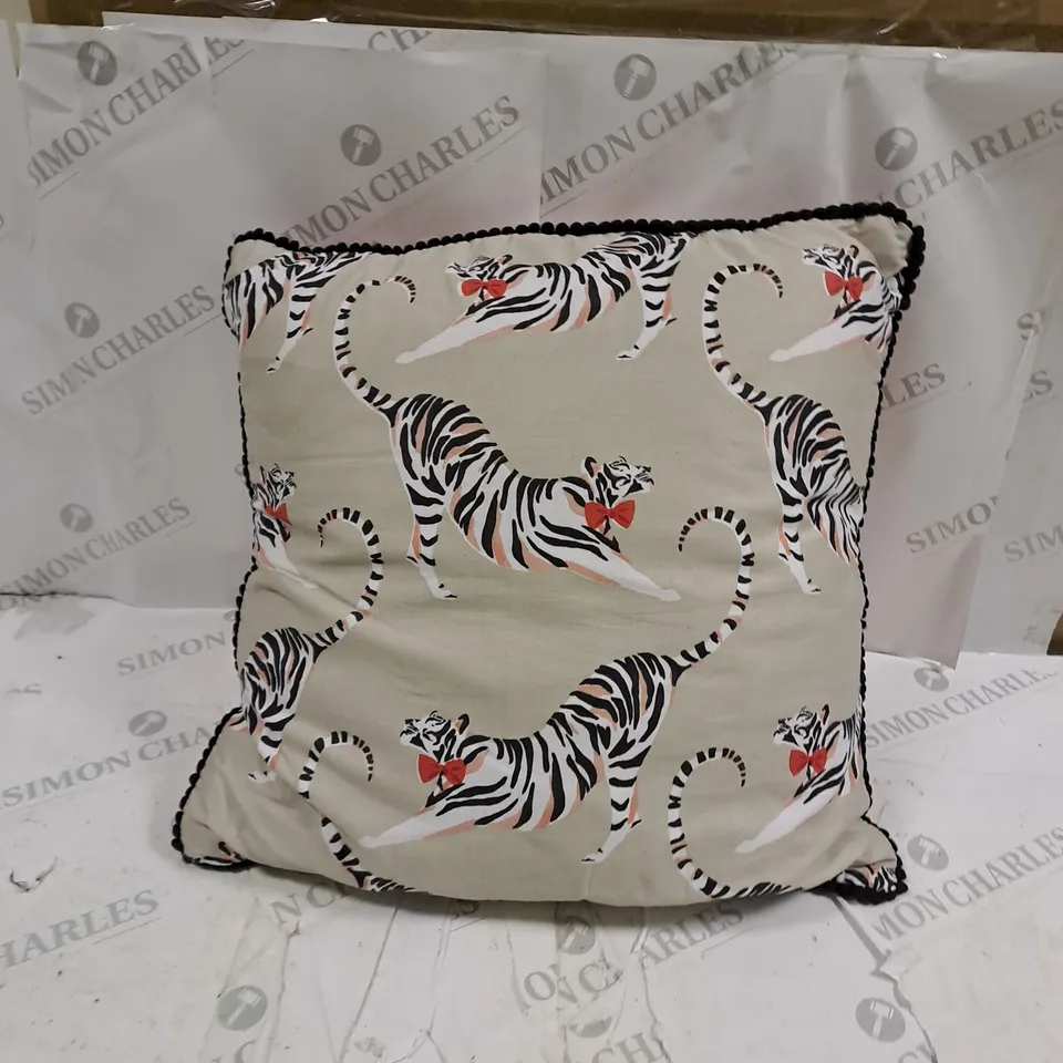 BOX OF ASSORTED ITEMS TO INCLUDE PILLOWS AND BEDDINGS