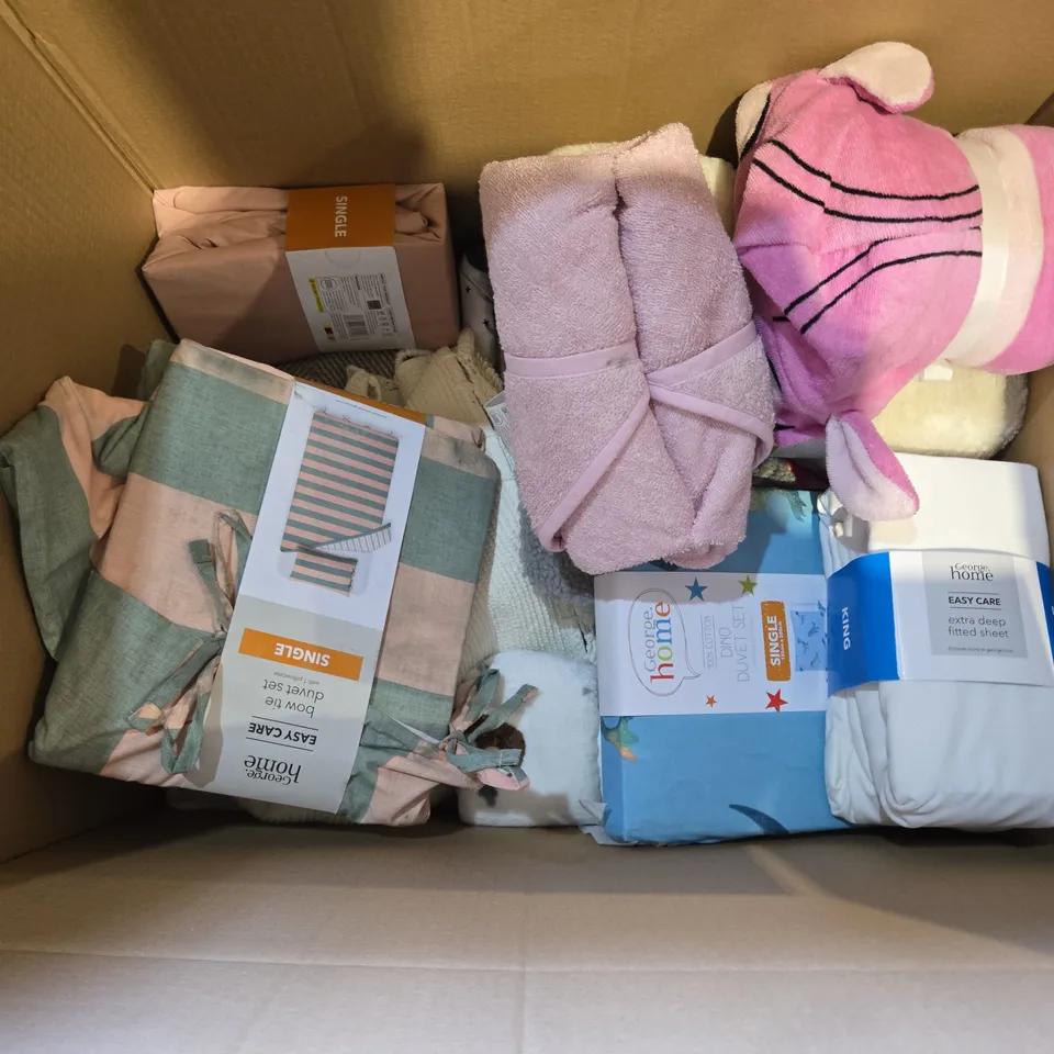 BOX OF APPROXIMATELY 10 ASSORTED BEDDING AND SOFT FURNISHING  ITEMS TO INCLUDE - PINK SCALLOP DUVET SET SINGLE , DUVET SET KING ETC