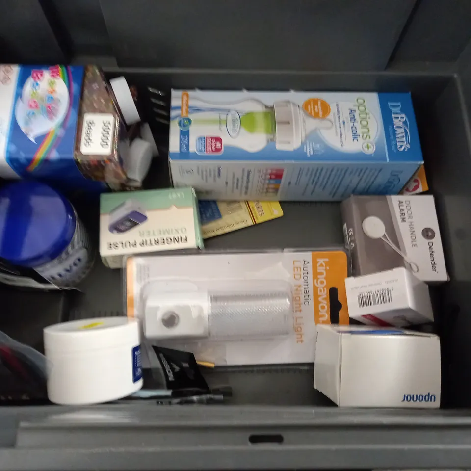 LOT OF ASSORTED HOUSEHOLD ITEMS TO INCLUDE GUITAR STRINGS, UMBRELLA AND TILE 2-TILES