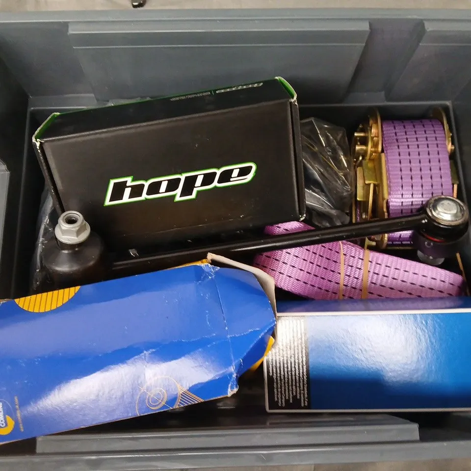 APPROXIMATELY 6 ASSORTED VEHICLE PARTS & ACCESSORIES TO INCLUDE RATCHET STRAPS, FUEL FILTER, ETC