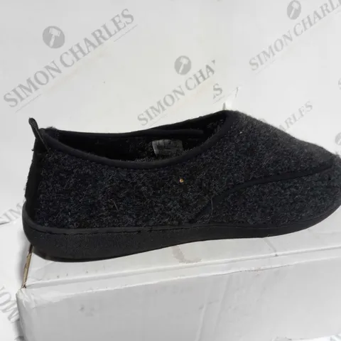 PAIR OF CLARKS SLIPPERS IN BLACK - UK SIZE 9