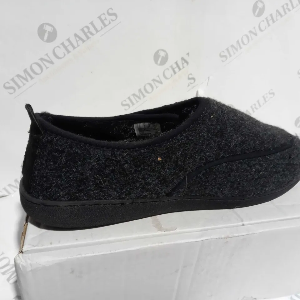  PAIR OF CLARKS SLIPPERS IN BLACK - UK SIZE 9
