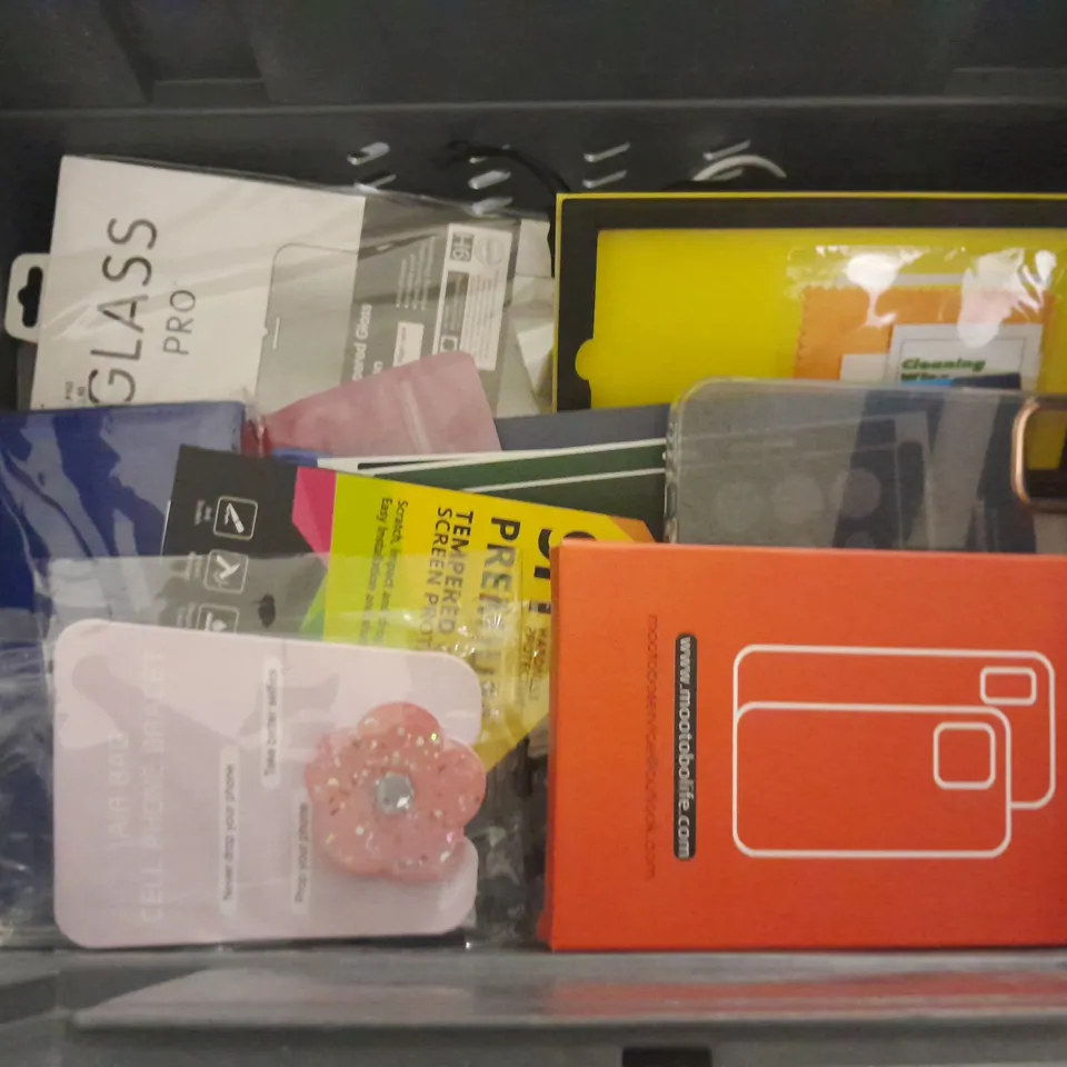 LOT OF ASSORTED MOBILE PHONE ACCESSORIES TO INCLUDE SCREEN PROTECTORS, CASES AND CHARGING CABLES