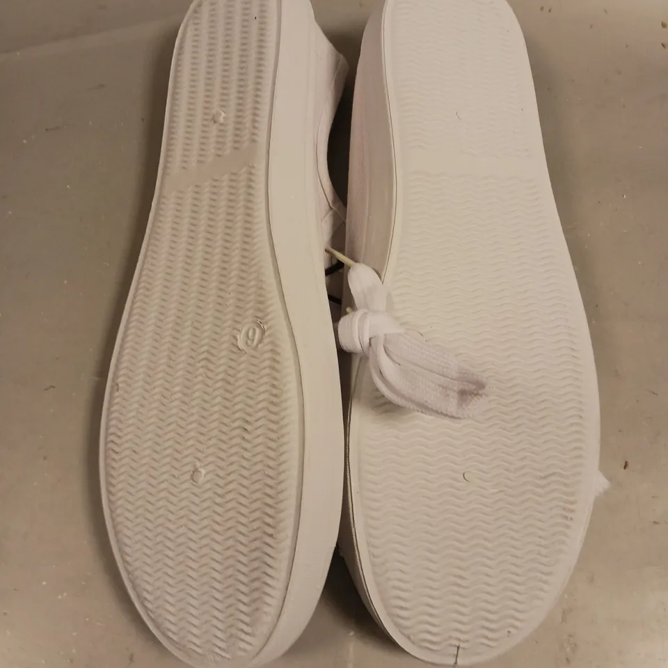 LOT OF APPROXIMATELY 22 PAIRS OF GEORGE BASIC LACE UP WHITE PUMPS - SIZE 6