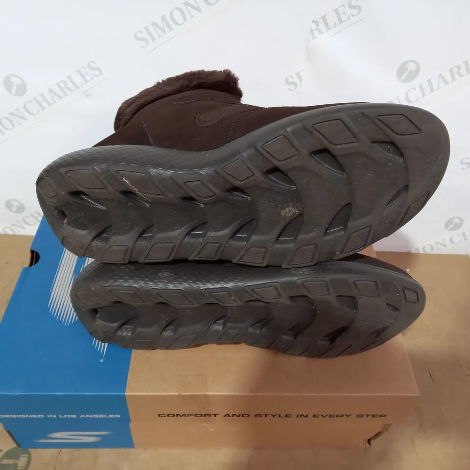 BOXED PAIR OF SKECHERS BROWN BOOTS- SIZE 7