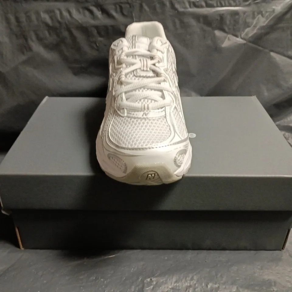BOXED PAIR OF NEW BALANCE 740 TRAINERS IN WHITE/SILVER SIZE UK 5.5