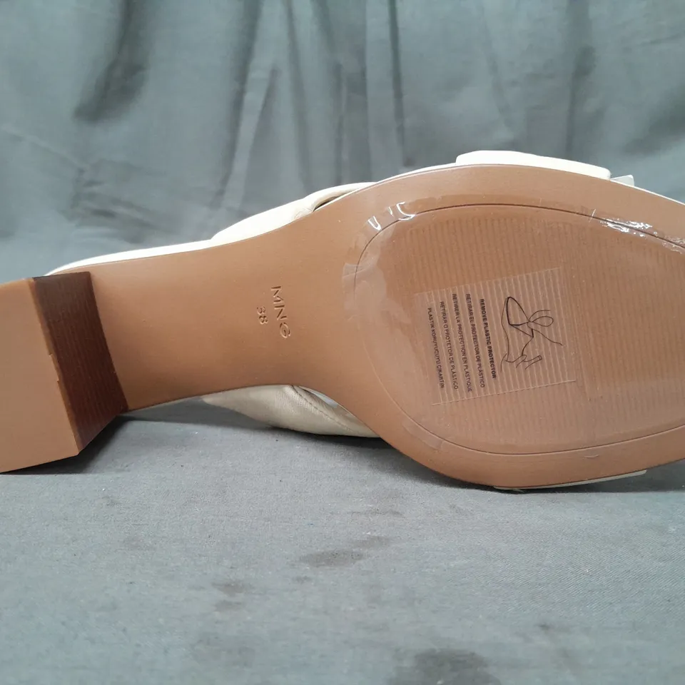 BOXED PAIR OF MNG OPEN TOE BLOCK HEEL SANDALS IN CREAM UK SIZE 5