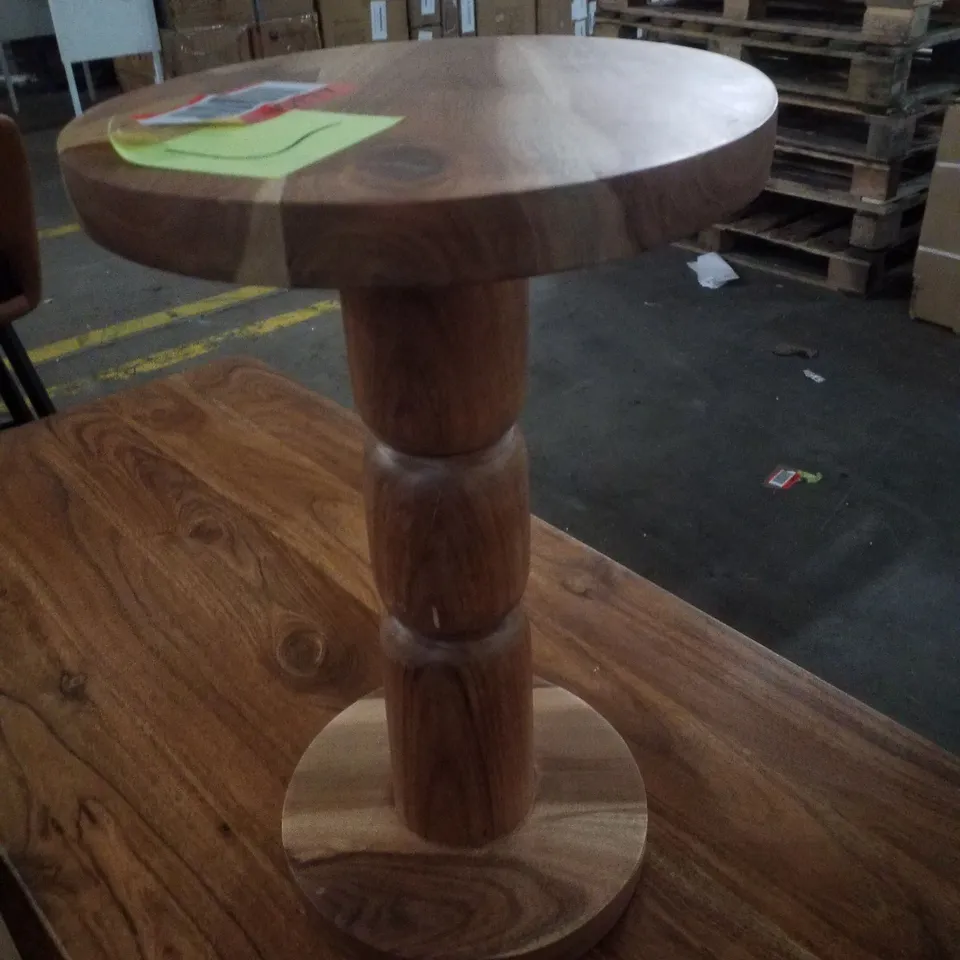 JAIPUR ACACIA WOOD FREESTANDING SIDE TABLE | BROWN