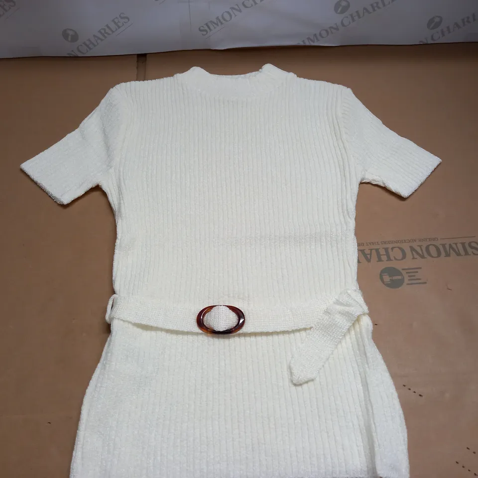 LOT OF APPROXIMATELY 40 AS NEW CREAM TEXTURED TOP - SIZE UNSPECIFIED