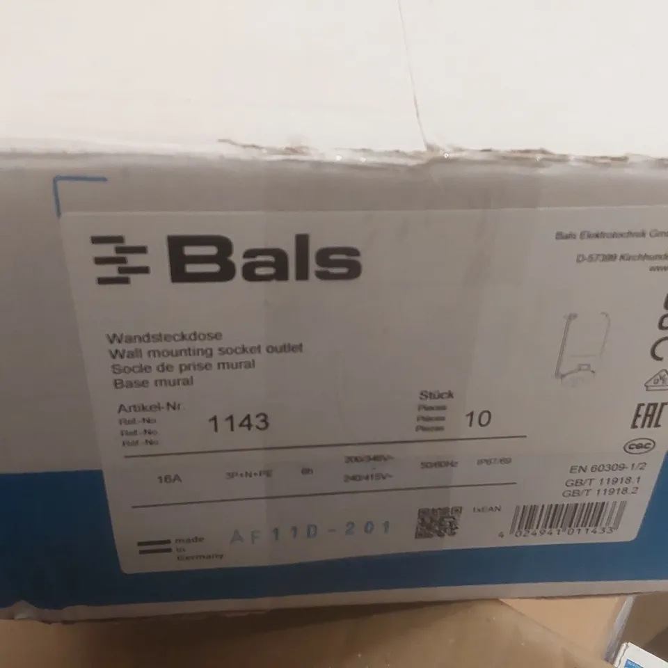 BOX CONTAINING APPROXIMATELY 10x BALS WALL MOUNTING SOCKET OUTLET