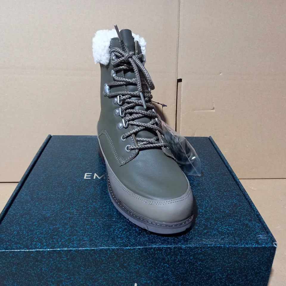 BOXED PAUR OF EMU OKAB FAUX LEATHER BOOTS IN DARK OLIVE UK SIZE 5