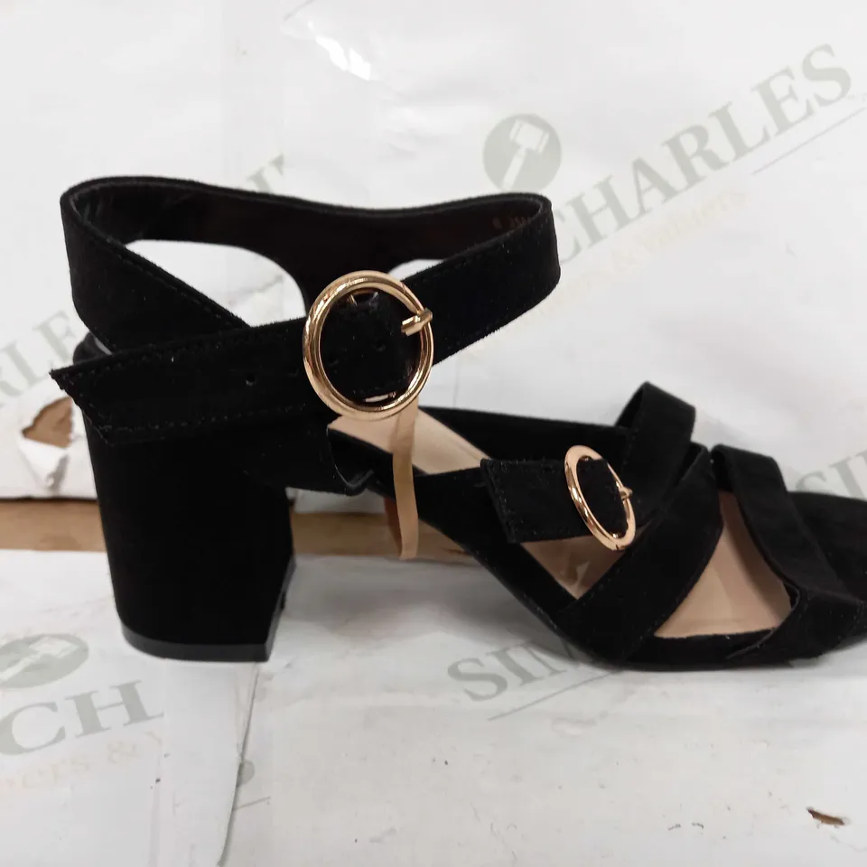PAIR OF DOROTHY PERKINS WIDE FIT BLOCK HEELED OPEN TOE SANDALS - BLACK - SIZE 6