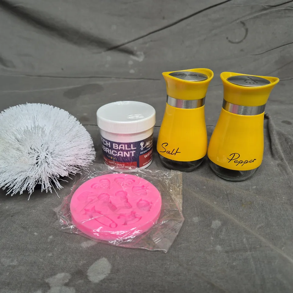 APPROXIMATELY 15 ASSORTED HOUSEHOLD ITEMS TO INCLUDE SALT AND PEPPER POTS, CLEANER SCRUBBING  HEADS AND RUBBER MOULDS