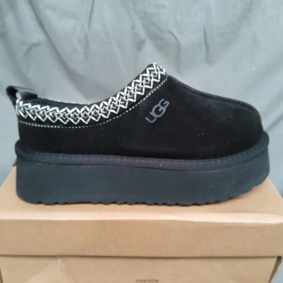 BOXED PAIR OF UGG SHOES IN BLACK SIZE UK 6 