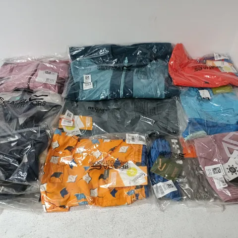APPROXIMATELY 34 BRAND NEW REGATTA/DARE2B KIDS CLOTHING ITEMS IN VARIOUS SIZES, STYLES & COLOURS TO INCLUDE SERGIO SWIMSHORTS, SKANDRELL SWIMSHORTS, HAYDENBURY JACKET, ETC