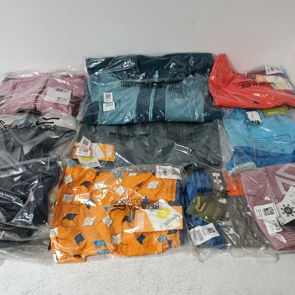 APPROXIMATELY 34 BRAND NEW REGATTA/DARE2B KIDS CLOTHING ITEMS IN VARIOUS SIZES, STYLES & COLOURS TO INCLUDE SERGIO SWIMSHORTS, SKANDRELL SWIMSHORTS, HAYDENBURY JACKET, ETC