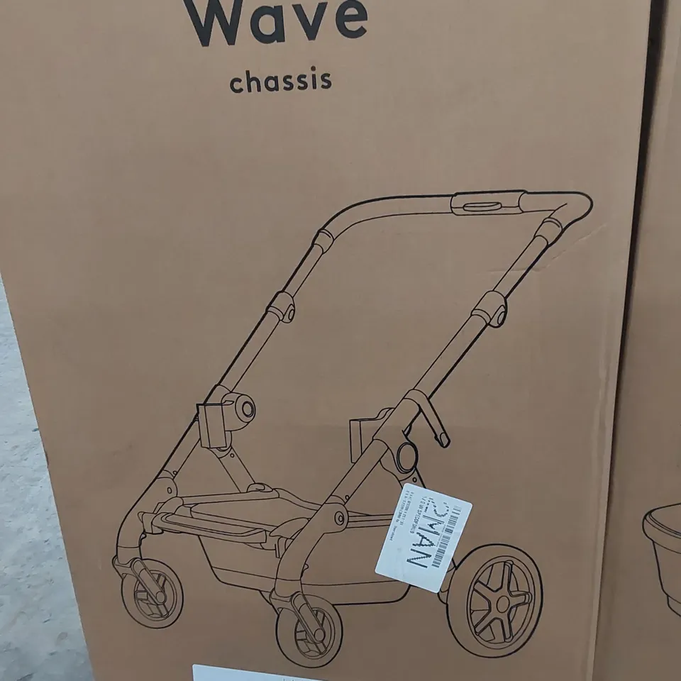 BOXED SILVER CROSS WAVE STROLLER SET - CEDAR // INCLUDES CHASSIS AND STROLLER SEAT CARRY COT (2 BOXES)
