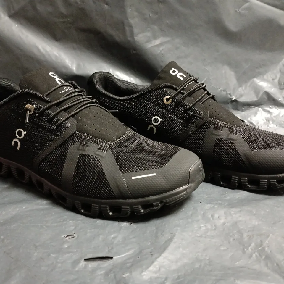 PAIR OF ON CLOUDSURFER TRAINERS IN BLACK SIZE UK 8