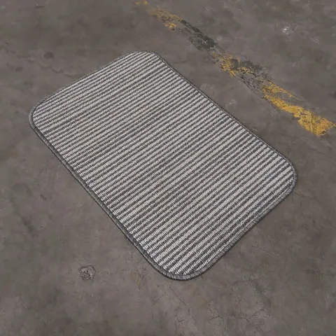 QUALITY DESIGNER RUG - APPROXIMATELY 75 x 51cm