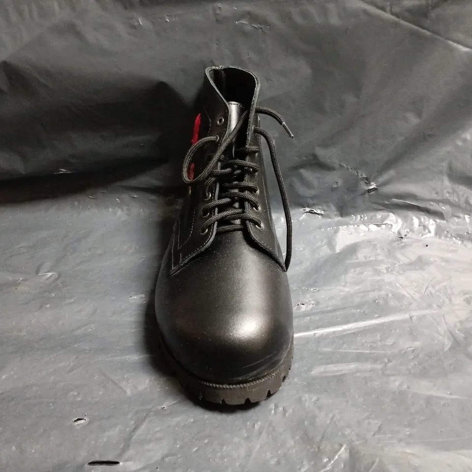 BOXED PAIR OF UNBRANDED SHOES IN BLACK W. ROSE DETAIL SIZE UNSPECIFIED