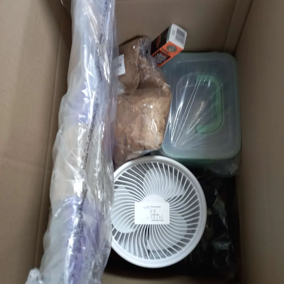 APPROXIMATELY 7 ASSORTED HOUSEHOLD PRODUCTS TO INCLUDE DESK FAN, STORAGE CONTAINERS, DRAIN CLEANER ETC 